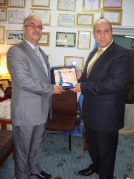 مفوضية كربلاء تكرم مسؤول مكتب الامم المتحدة درع التمييز والاخير يصف الانتخابات بانها عراقية 100%