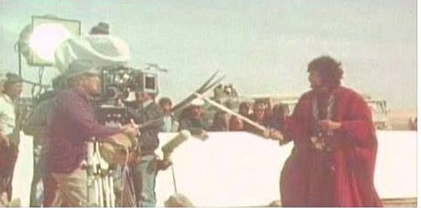 صورة ارشيفية من كواليس فيلم الرسالة :من كان يحمل سيف الامام علي خلال معركة بدر