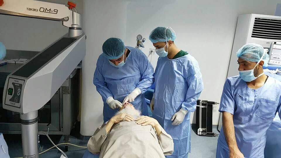 بالصور:المرجع السيد محمد سعيدالحكيم يجري عملية ناجحة  لإحدى عينيه في النجف