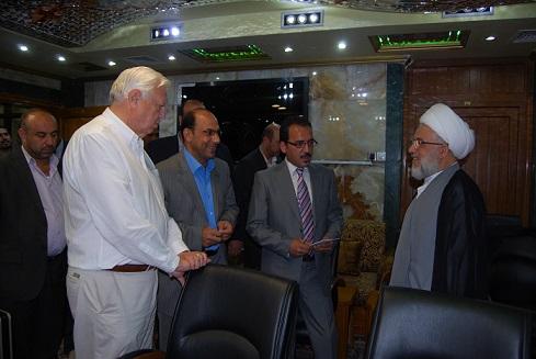 بالصورة :BBC البريطانية تلتقي بممثل المرجع السيستاني وتجري حوارا معه في كربلاء