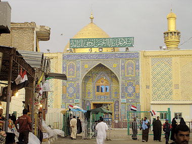 المؤمنون يحيون ليالي شهر رمضان بالذكر والدعاء في العتبة العلوية المقدسة