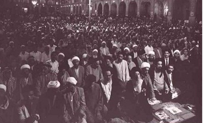 المرجع السيد محسن الحكيم يؤم المصلين في الصحن الكاظمي عام 1962