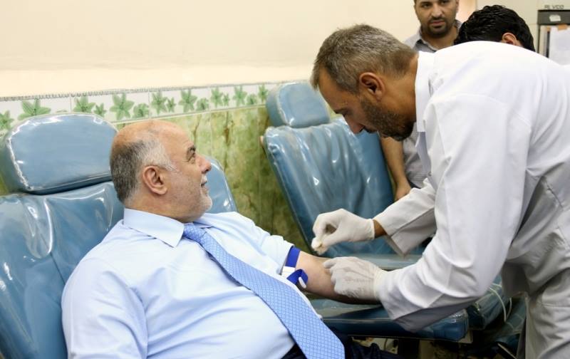 بالصورة :العبادي يتبرع بدمه لجرحى المعارك ضد داعش