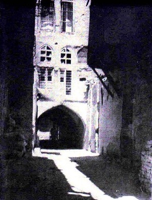 صورة ارشيفية لاحد اقدم ازقة كربلاء التراثية (طاق الزعفران)