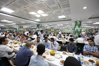 مضيف الامام الحسين يقدم (800) وجبة افطار يوميا خلال شهر رمضان لشرائح المجمتع والحصة الاكبر للايتام