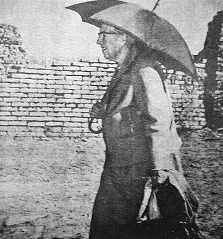 صورة ارشيفية نادرة للكاتبة اجاثا كرستي في اثار بابل منتصف اربعينات القرن الماضي