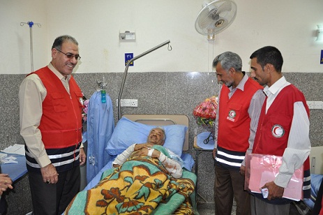 جمعية الهلال الاحمر العراقي توزع إعانات مالية على جرحى تفجير كربلاء