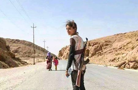 بالصورة :عراقية في سنجار تحمل السلاح لتدافع عن أرضها وعرضها