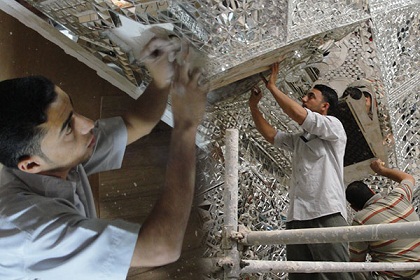 فنيو العتبة الحسينية يجددون المرايا داخل حرم الإمام الحسين عليه السلام