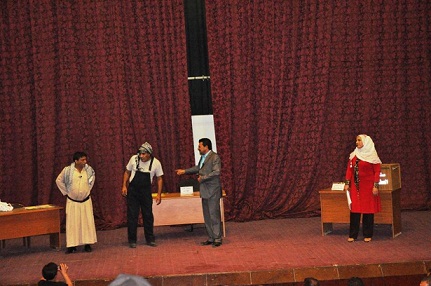 كربلاء:فرقة الانتفاضة الشعبانية تقدم مسرحية فلوس وعروس تنتقد فيها ظاهرة الفساد المالي والاداري