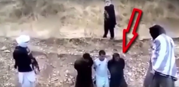 بالفيديو.. رهينة قبل اعدامه يخطف السلاح من (داعشي) ويطلق النار عليه