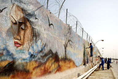 جدران بغداد الاسمنتية تتحول الى لوحات زاهية