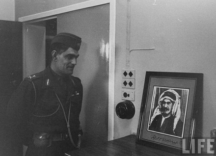 لقطة نادرة وارشيفية للزعيم عبد الكريم قاسم  ووالده قاسم محمد البكر