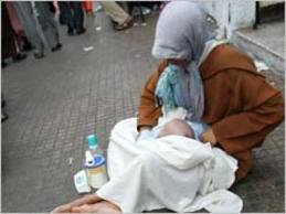 متسولة تخطف طفل من امام باب داره وتضعه بكيس في قضاء الحي بواسط