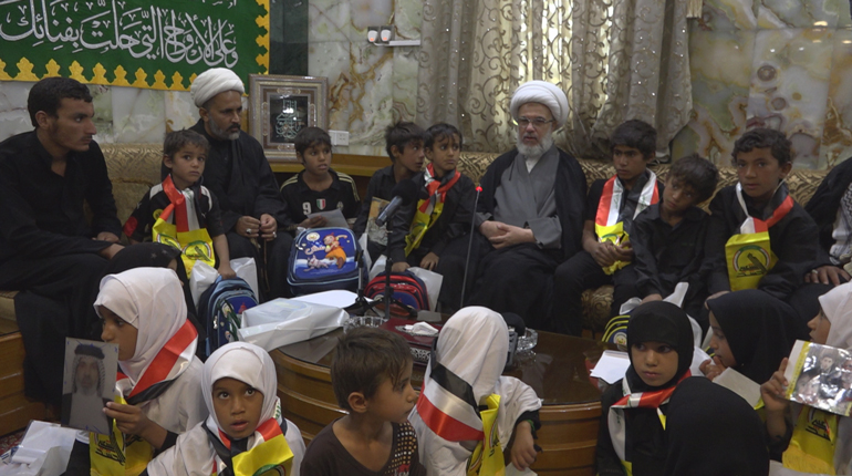 العتبة الحسينية تعيل عائلة شهيد بالحشد الشعبي خلف  وراءه 46 فرداً من عائلته في (بيت طيني) بمنطقة صحراوية