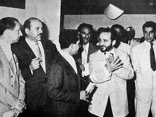 صورة ارشيفية تجمع ملك العراق فيصل الثاني مع صاحب ملحمة جدارية الباب الشرقي جواد سليم