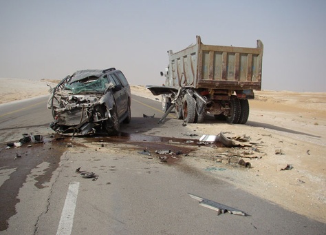 وزير الاسكان يتعهد بإنهاء "طرق الموت" نهاية 2015