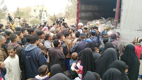 بالصور: المرجع السيستاني يقدم مساعدات انسانية لاهالي حمام العليل والقرى المجاورة جنوب الموصل