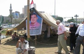 المصريون يعاودون الاعتصام وينصبون الخيام في «التحرير» من جديد