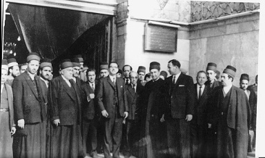 صورة ارشيفية لزيارة رئيس الوزراء العراقي عبد الرحمن البزاز لمرقد الامام الحسين في ستينات القرن الماضي