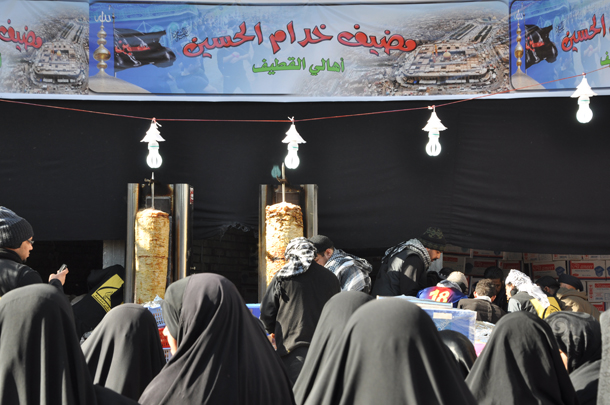 السعوديون في كربلاء يقدمون خدماتهم لزوار الامام الحسين عليه السلام (مصور)