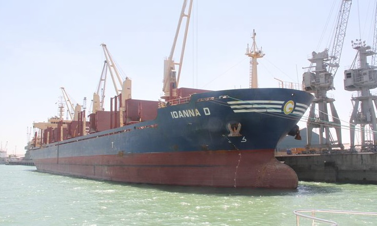 وصول باخرة محملة بالسكر الى ميناء ام قصر