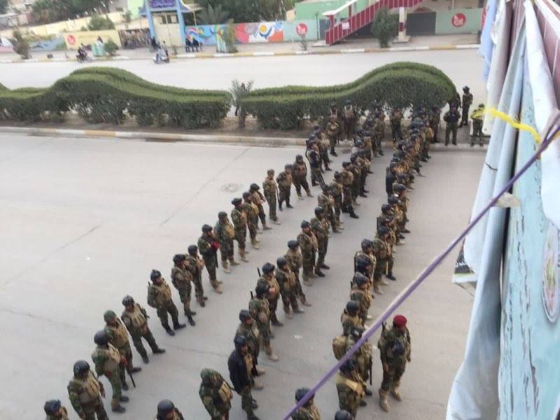 بالصور :مئات الجنود امام العشرات من المتظاهرين في كربلاء