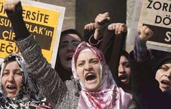 تركيا تحظر الحجاب في جامعاتها بقوة الدستور