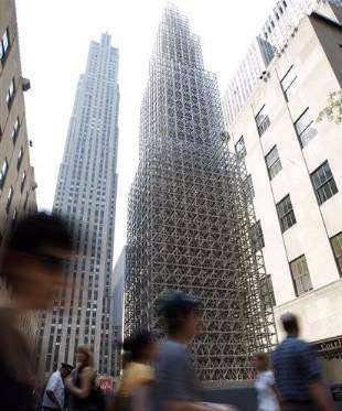 فنان امريكي يبني ناطحة سحاب صغيرة بقطع معدنية من لعب الاطفال