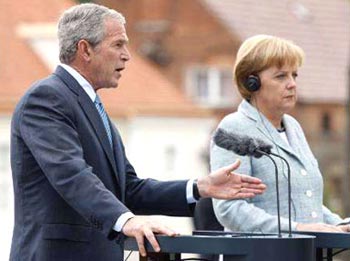 بوش يستبعد إقامة قواعد عسكرية دائمة في العراق