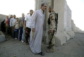 الجدار العازل يمنع استعادة الحياة الطبيعية في مدينة الصدر