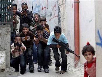 تجار لعب الأطفال يؤيدون منع استيراد لعب المسدسات والبنادق وغيرها