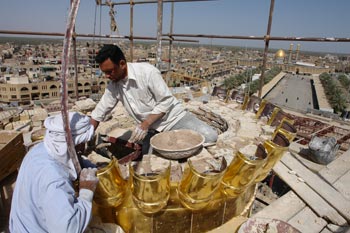 الملاكات العراقية تنجز تذهيب منارتي  العتبة الحسينية المقدسة (الشرقية والغربية)