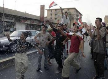 احتفالات شعبية في كربلاء عقب فوز المنتخب الوطني العراقي على نظيره الصيني