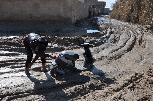 في كربلاء اوحال تمنع المواطنين من الخروج من دورهم بسبب الامطار (مصور)