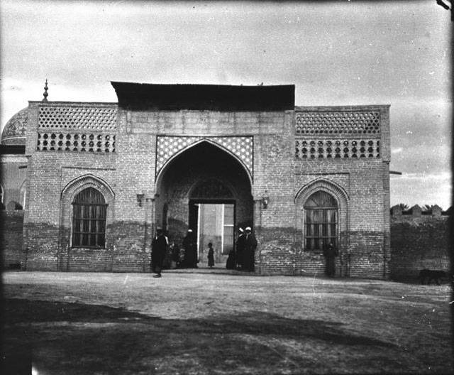 صورة ارشيفية لمدخل جامع ومرقد الامام ابي حنيفة النعمان عام 1909