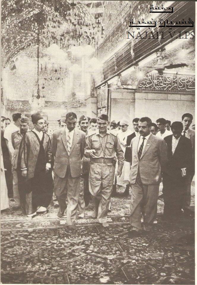 الزعيم عبد الكريم قاسم يتجول مع محافظ كربلاء في الحرم الحسيني عام 1962