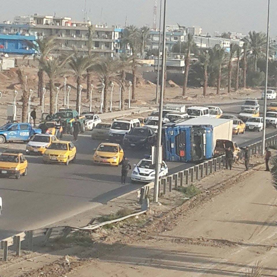 بالصور :حادث اصطدام وانقلاب شاحنة على طريق قناة الجيش في بغداد