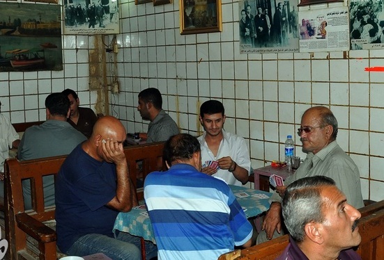 اكثر من ألف كوفي شوب في بغداد والسياحة تهدد بغلق غير المجازة منها وسط اتهامات لجهات متنفذة بإدارتها