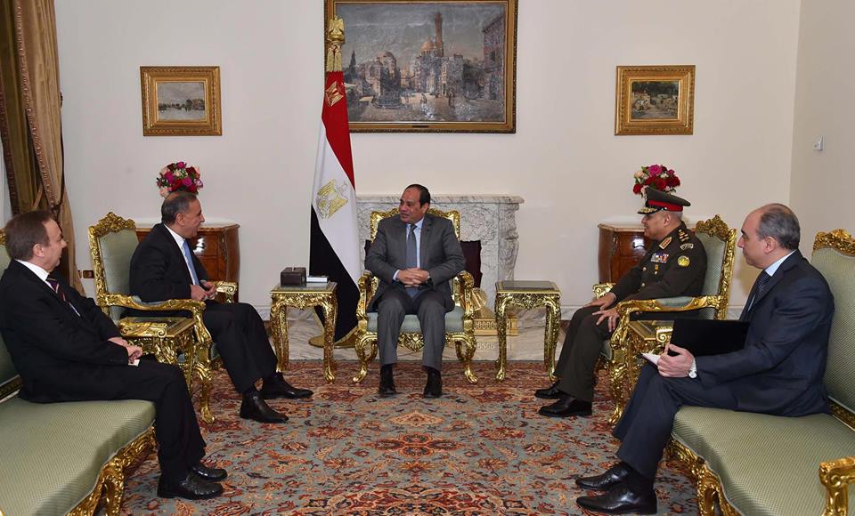 وزير الدفاع يصل مصر ويلتقي السيسي والاخير يؤكد دعم بلاده لجهود الجيش العراقي في مواجهة "داعش"