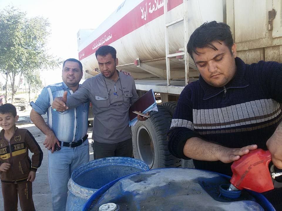 بالصور:توزيع مادة النفط الأبيض على العوائل النازحة  في كربلاء مجاناً