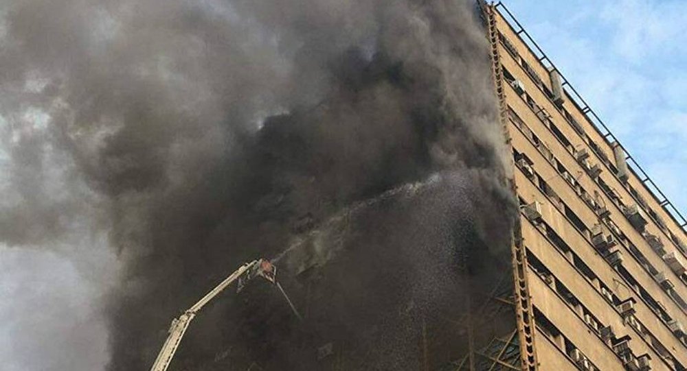 بالصور: حريق ضخم في برج تجاري وسط طهران