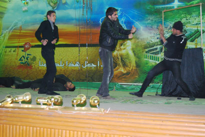 الاذاعيون والتلفزيونيون في كربلاء يقدمون عرضا مسرحيا يظهرون به صعوبات عملهم