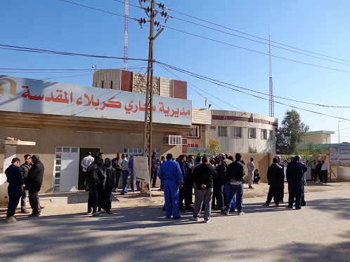 موظفو مجاري كربلاء يعتصمون (مصور)