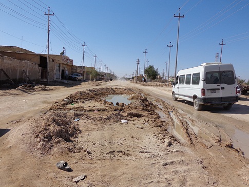حفرة وسط الشارع العام تتسبب بحوادث في كربلاء (مصور)