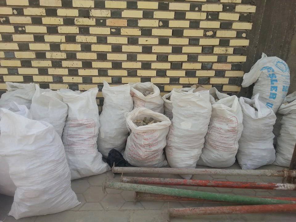 بالصور: مواطن كوفي يحافظ على الملكية العامة بطريقة حضارية خلال عملية ترميم لمنزله.