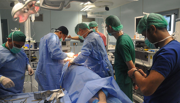 بالصور:كربلاء تنقذ حياة مواطن مهجر من الموصل تعرض لحادث ارهابي