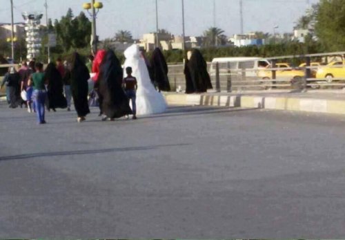 بالصورة.. عروس تزف سيرا بعد قطع الشوارع امس في بغداد