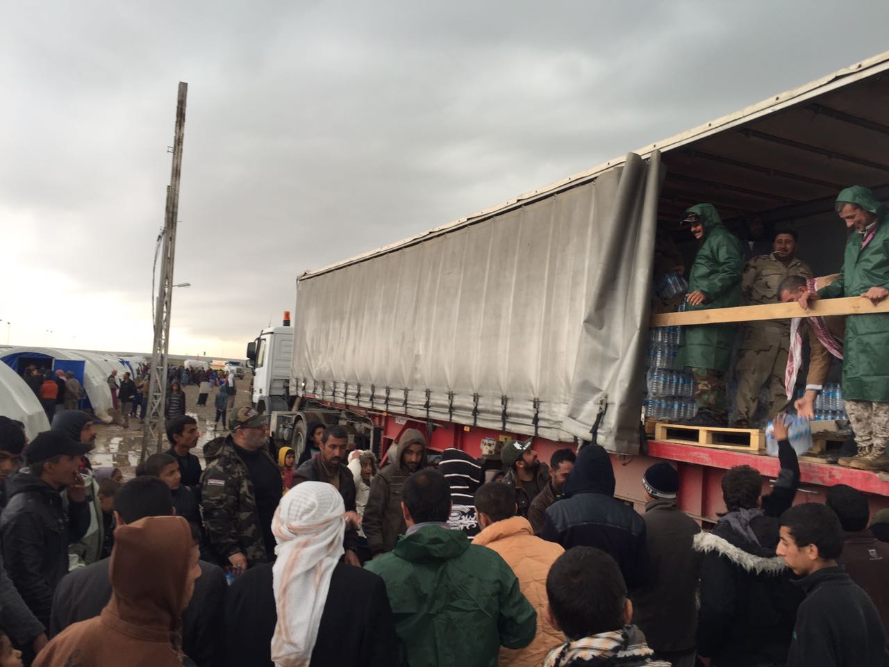 بالصور: العتبة الحسينية تغيث 10 آلاف نازح في حمام العليل جنوبي الموصل