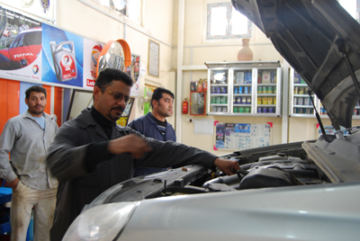 كربلاء :محل لتبديل دهون السيارات في قضاء الهندية ينقل مرتاديه الى عالم اخر (مصور)